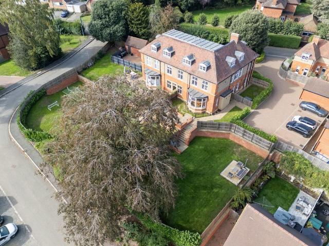 3 bedroom flat for sale