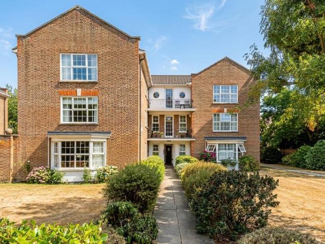 3 bedroom flat for sale