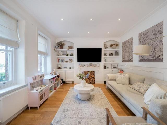 3 bedroom flat for sale