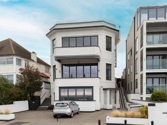 3 bedroom flat for sale