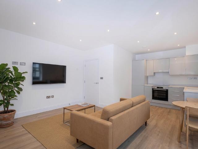 3 bedroom flat for sale