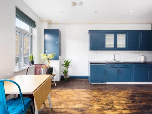 3 bedroom flat for sale