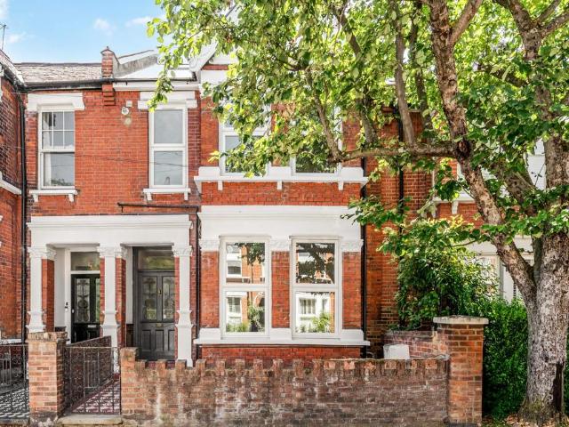 3 bedroom flat for sale