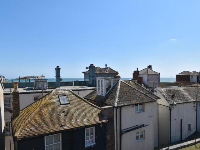 3 bedroom flat for sale