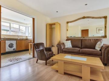 3 bedroom flat for sale