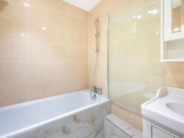 3 bedroom flat for sale