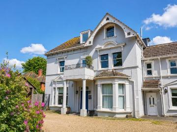3 bedroom flat for sale