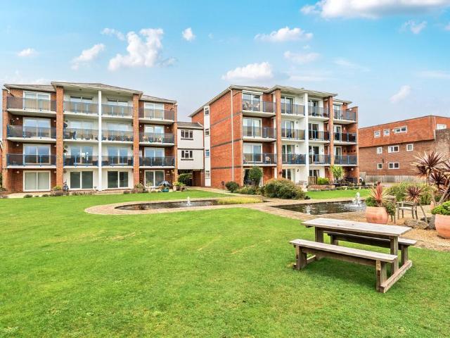 3 bedroom flat for sale