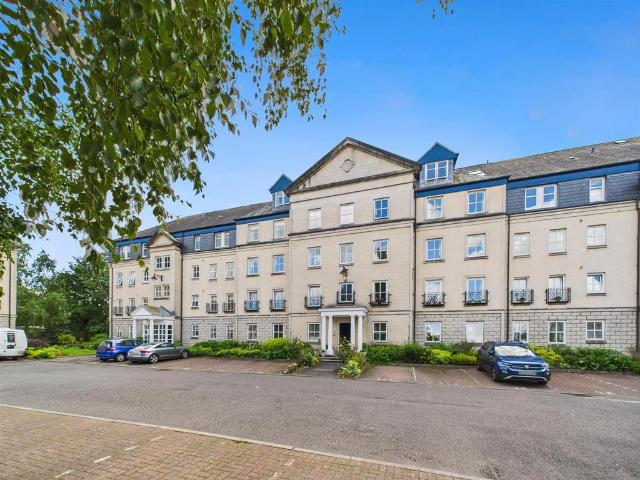 3 bedroom flat for sale