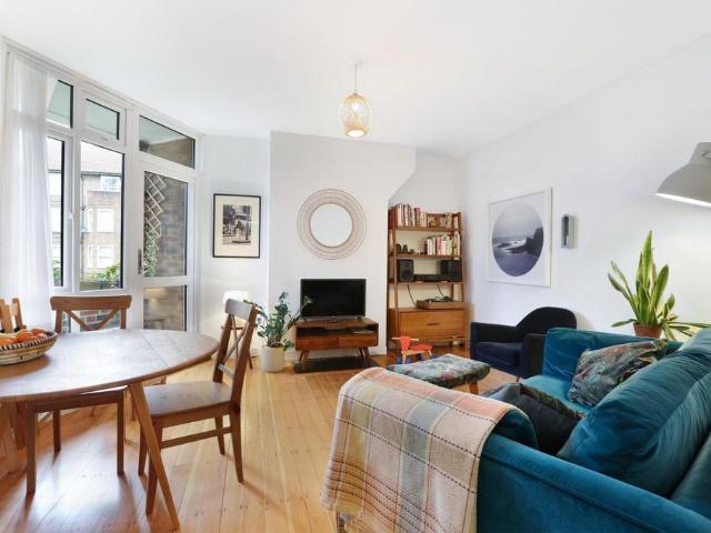 3 bedroom flat for sale
