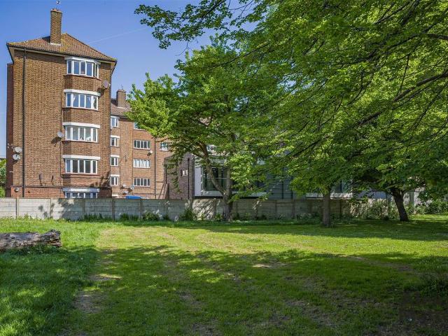 3 bedroom flat for sale