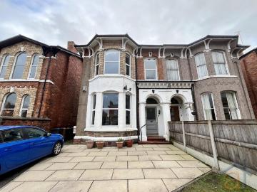 3 bedroom flat for sale