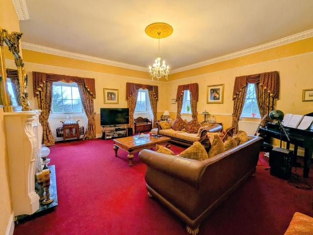 3 bedroom flat for sale
