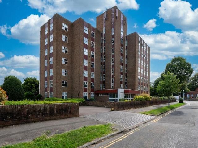 3 bedroom flat for sale