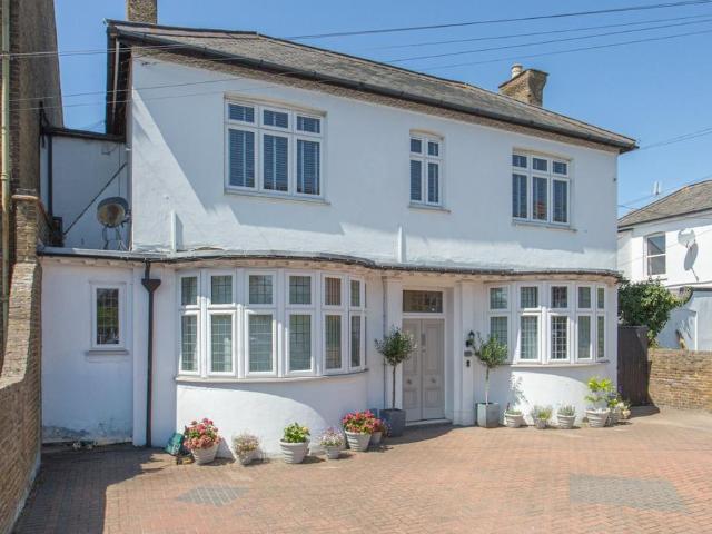 3 bedroom flat for sale