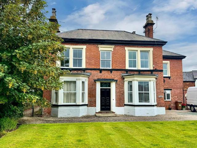 3 bedroom flat for sale
