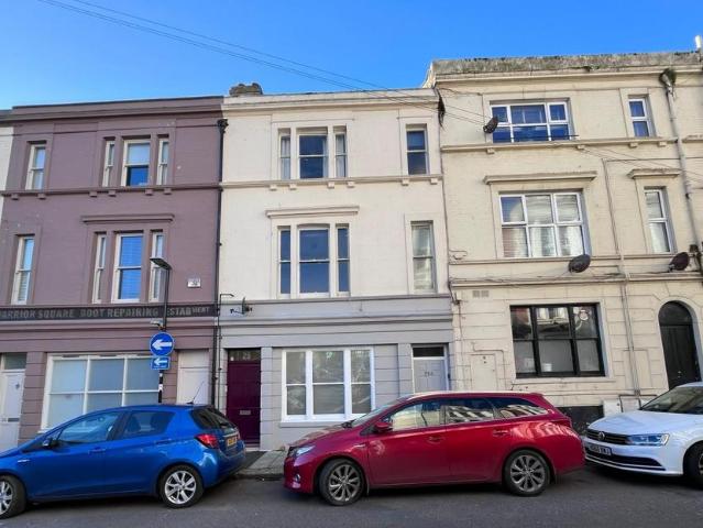 3 bedroom flat for sale
