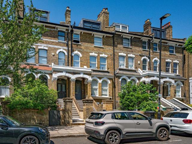 3 bedroom flat for sale