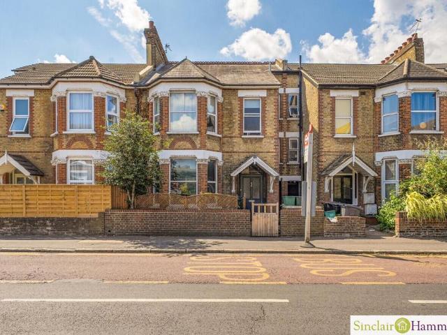 3 bedroom flat for sale