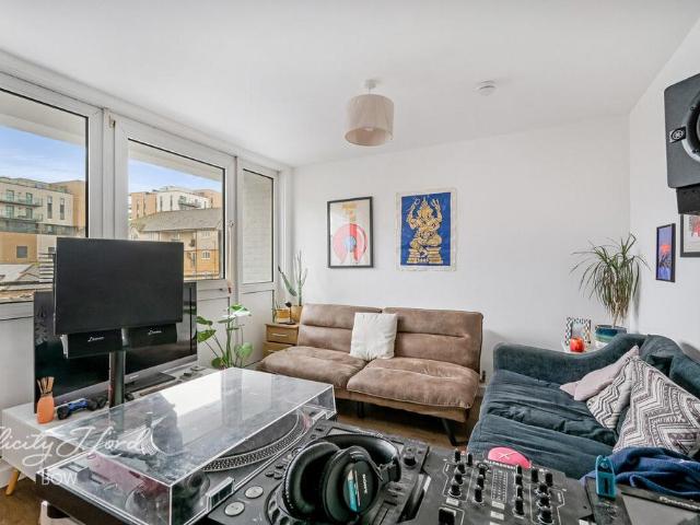3 bedroom flat for sale