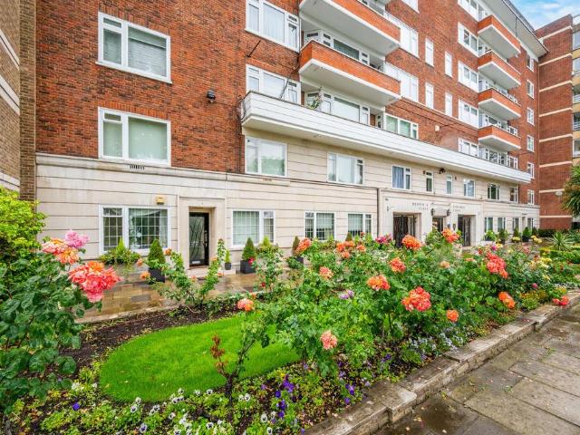 3 bedroom flat for sale