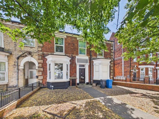 3 bedroom flat for sale