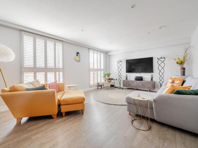 3 bedroom flat for sale