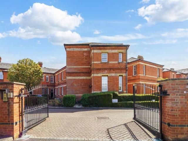 3 bedroom flat for sale