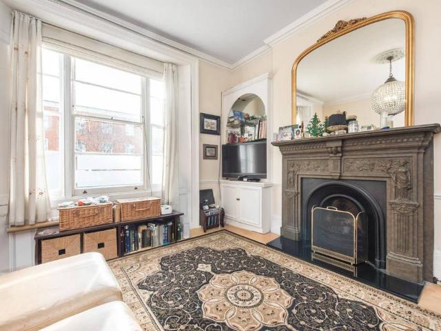 3 bedroom flat for sale
