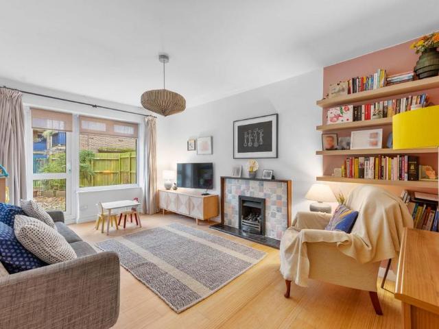 3 bedroom flat for sale