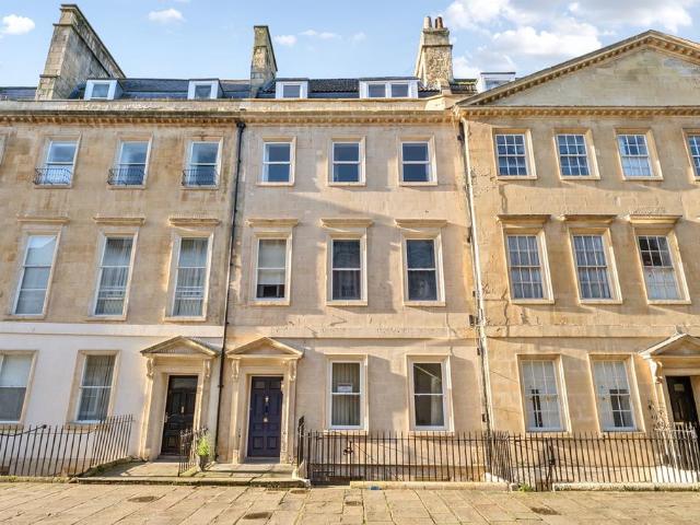 3 bedroom flat for sale