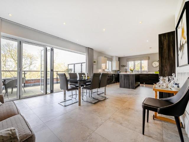 3 bedroom flat for sale
