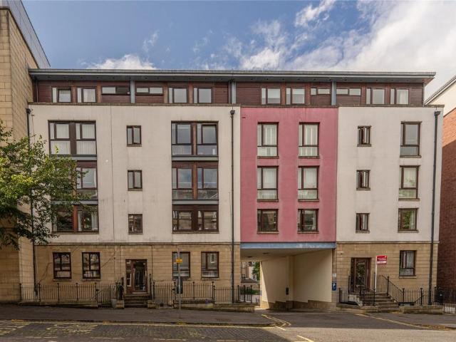 3 bedroom flat for sale