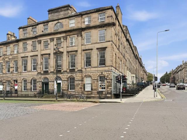 3 bedroom flat for sale