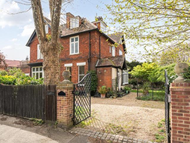 3 bedroom flat for sale
