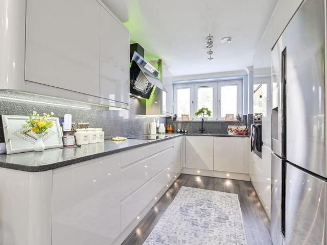 3 bedroom flat for sale