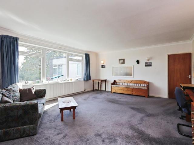 3 bedroom flat for sale