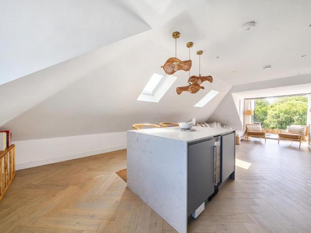 3 bedroom flat for sale