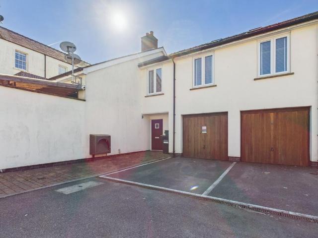 3 bedroom flat for sale