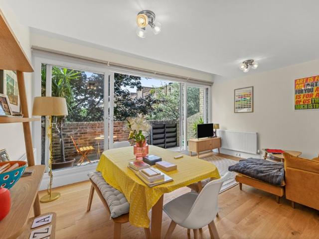 3 bedroom flat for sale
