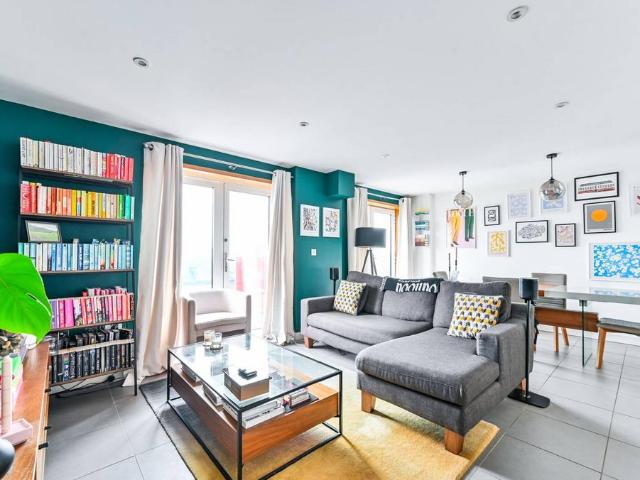 3 bedroom flat for sale