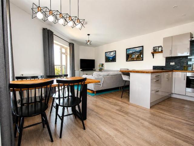3 bedroom flat for sale