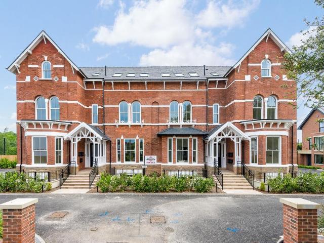 3 bedroom flat for sale