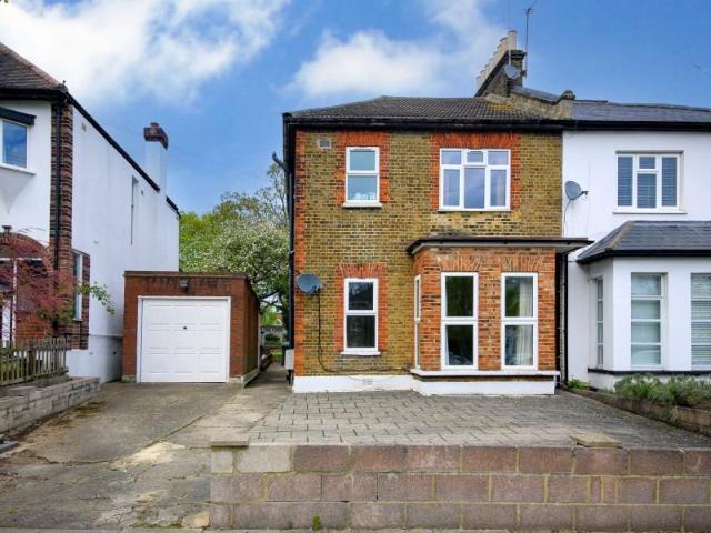 3 bedroom flat for sale