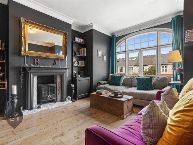 3 bedroom flat for sale