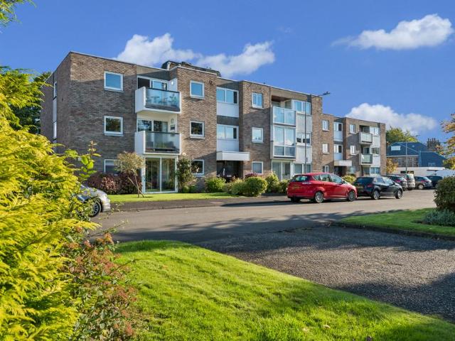 3 bedroom flat for sale