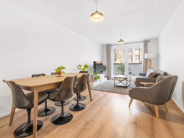 3 bedroom flat for sale