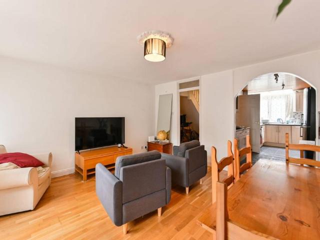 3 bedroom flat for sale