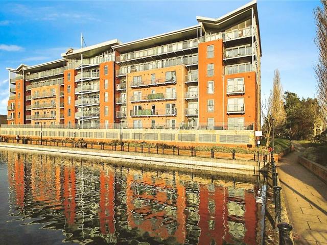 3 bedroom flat for sale
