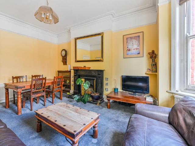3 bedroom flat for sale